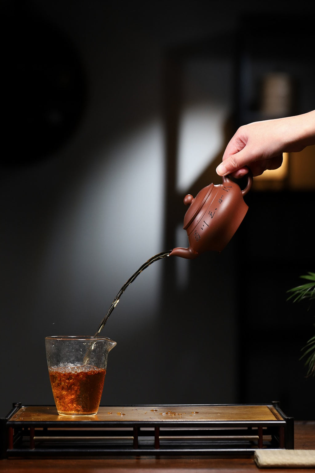 【虚扁】 制壶：赵信军（国家级工艺美术师） 泥料：原矿底槽清 容量：220cc  孔数9孔