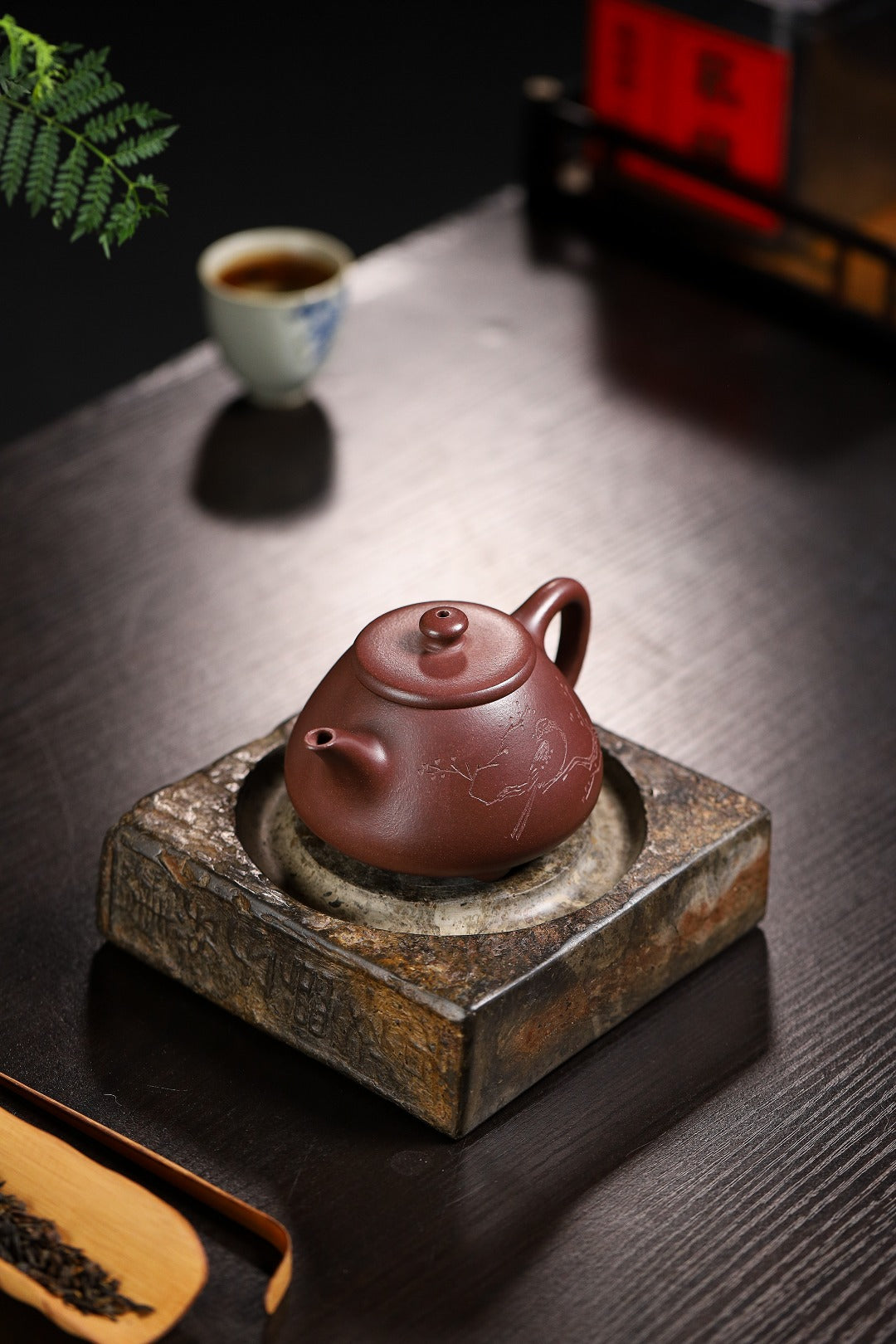【石瓢】 制壶：王月芬（国家级工艺美术师） 泥料：原矿紫泥 容量：250cc  孔数：10孔