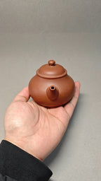 【秋水】 制壶：许响新（国家级助理工艺美术师） 泥料：原矿降坡泥 容量：180cc