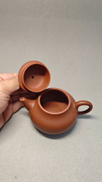 【秋水】 制壶：许响新（国家级助理工艺美术师） 泥料：原矿降坡泥 容量：180cc