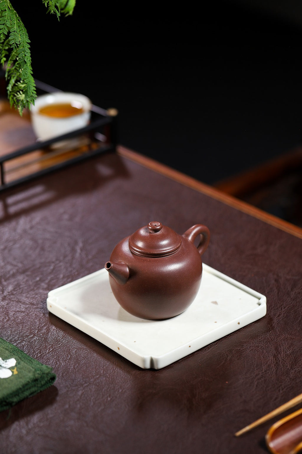 【木古龙旦】 制壶：沈梅红（国家级工艺美术师） 泥料：原矿紫泥 容量：250cc  内推球孔