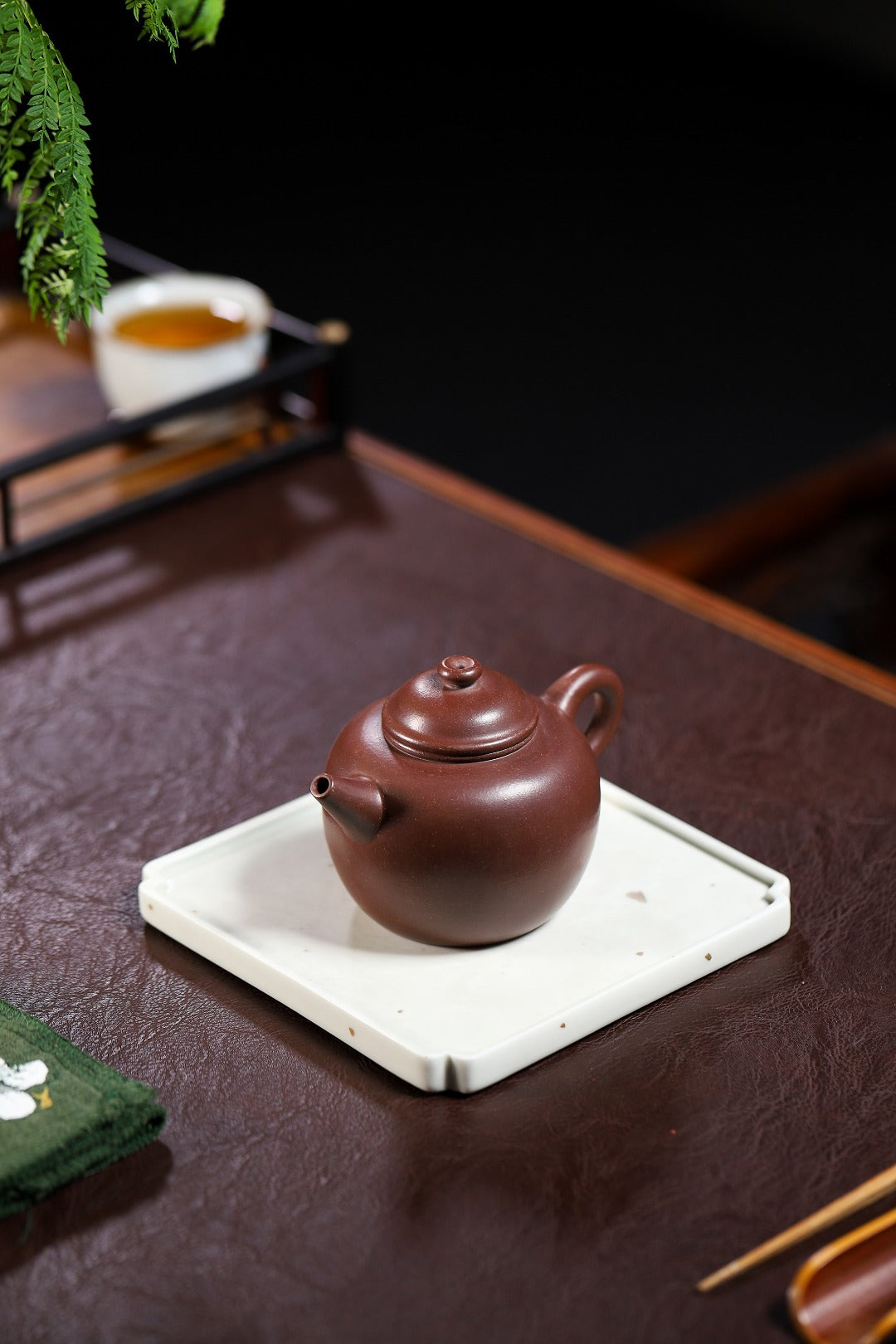 【木古龙旦】 制壶：沈梅红（国家级工艺美术师） 泥料：原矿紫泥 容量：250cc  内推球孔