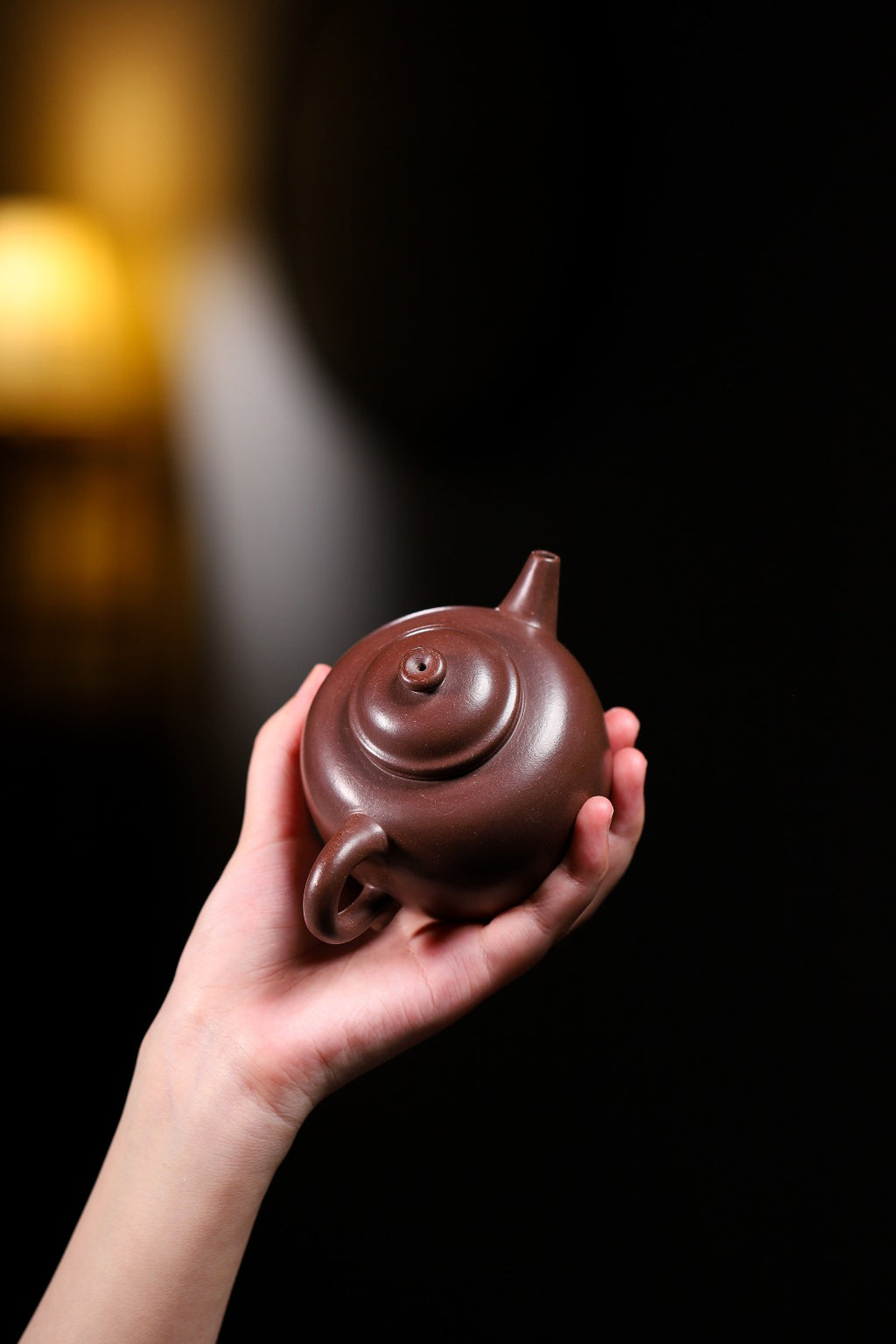 【木古龙旦】 制壶：沈梅红（国家级工艺美术师） 泥料：原矿紫泥 容量：250cc  内推球孔
