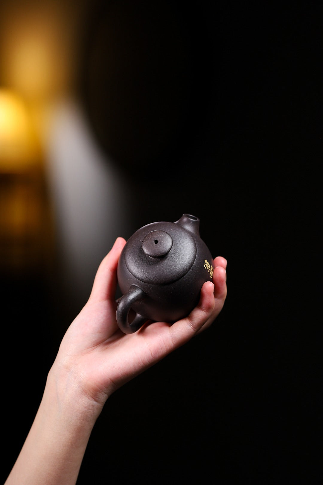 【巨轮】 制壶：沈梅红（国家级工艺美术师） 泥料：原矿黑料 容量：150cc 14孔