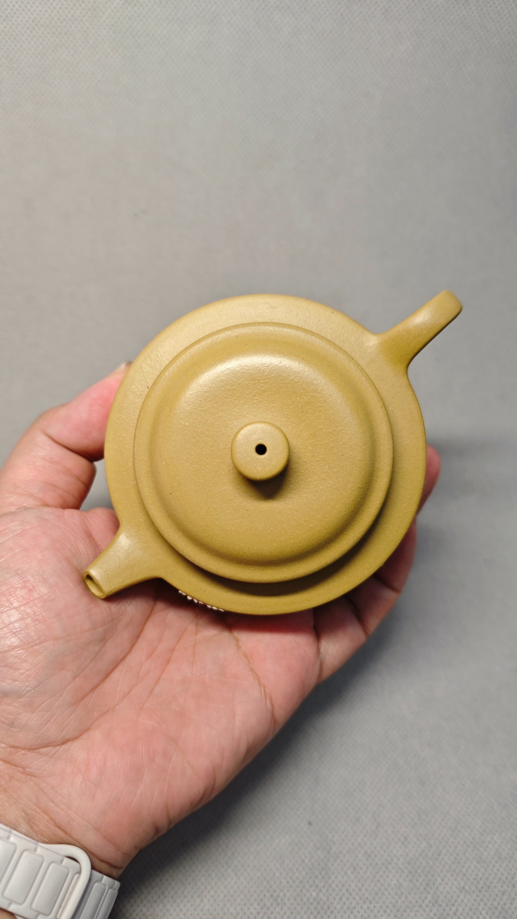 【小德钟】 制壶：沈梅红（国家级工艺美术师） 泥料：原矿黄金段泥 容量：180cc  内推球孔