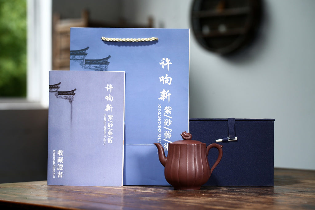【菱花宫灯】 制壶：许响新（国家级助理工艺美术师） 泥料：原矿紫泥 容量：240cc