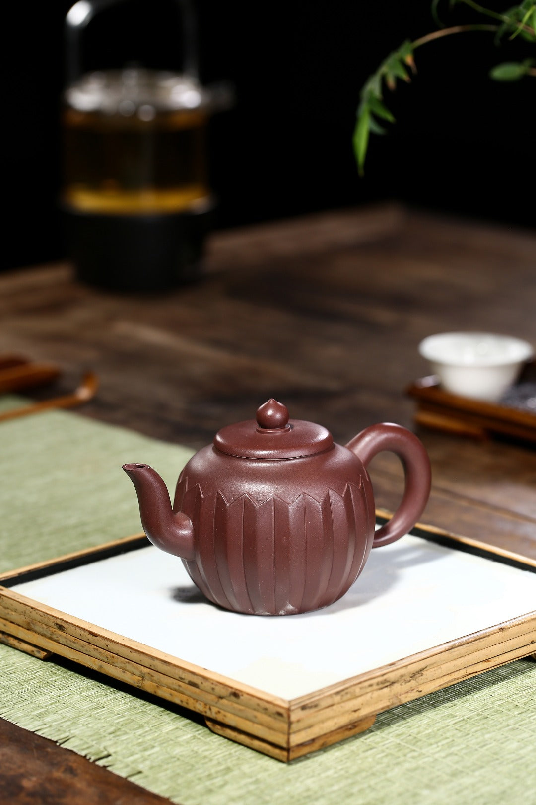 【莲花宫灯】 制壶：许响新（国家级助理工艺美术师） 泥料：原矿紫泥 容量：250cc  