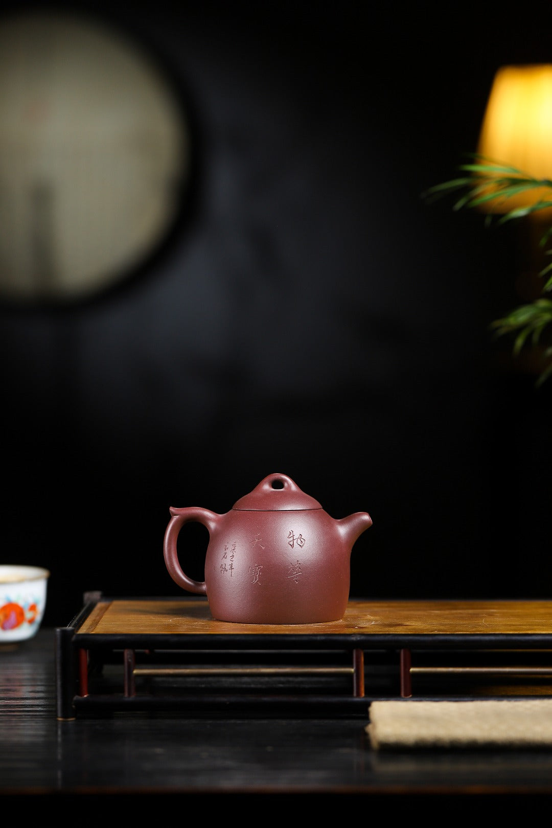 证书配套齐全 【名称】小秦权 【容量】220cc【泥料】原矿紫泥 【作者】许响新（国家级助理工艺美术师）