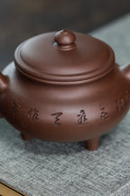 全手工【名称】三足鼎 【容量】180cc 【泥料】原矿文革泥 【作者】许响新（国家级助理工艺美术师）