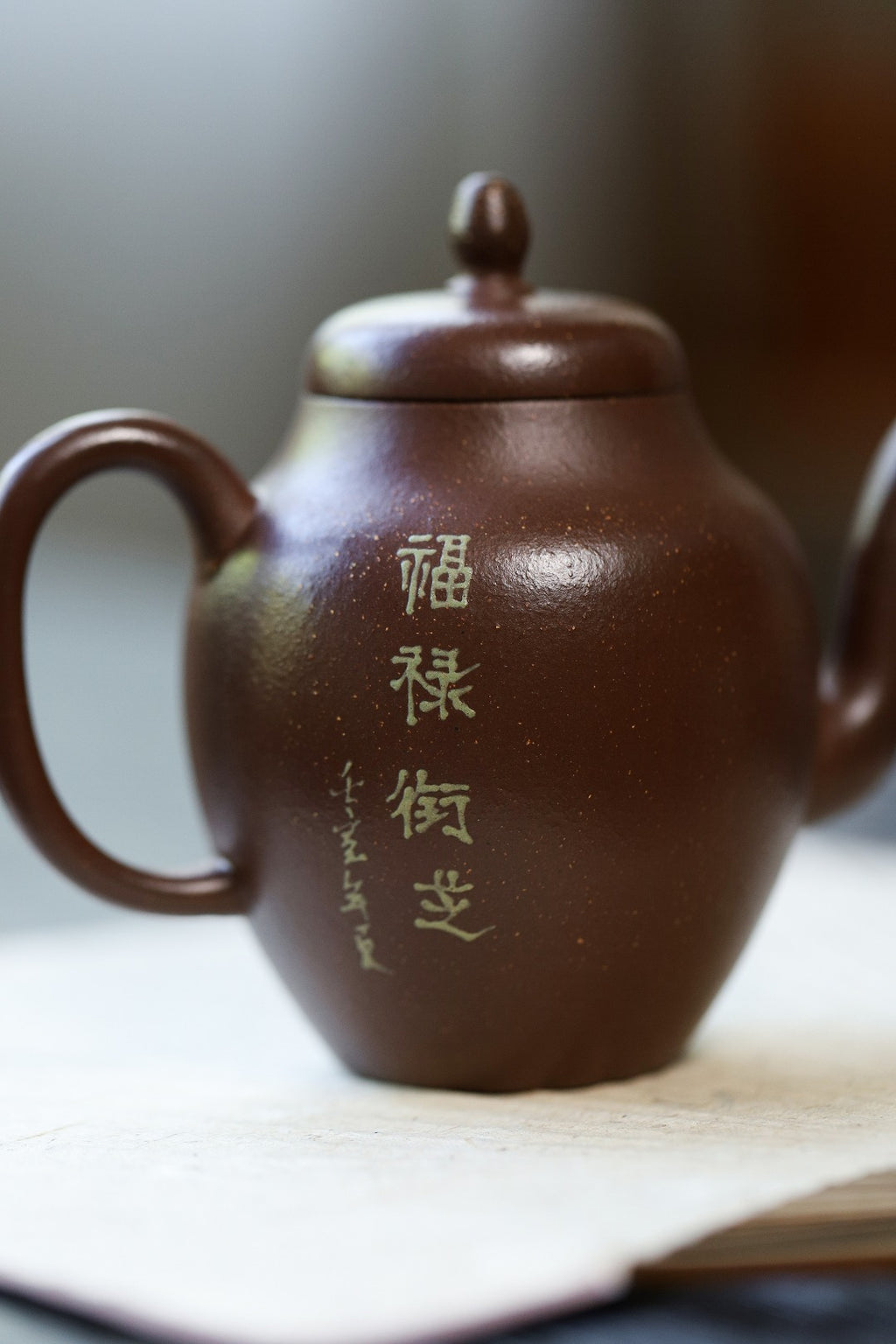 【名称】高罐·泥绘 【容量】180cc 【泥料】原矿紫泥 【作者】许响新（国家级助理工艺美术师）