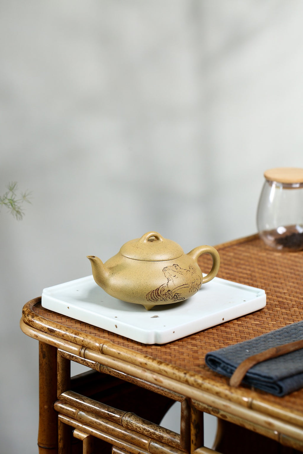 【名称】汉棠石瓢(刻绘金蟾) 【容量】170cc 【泥料】原矿芝麻段 【作者】许响新（助理工艺美术师）