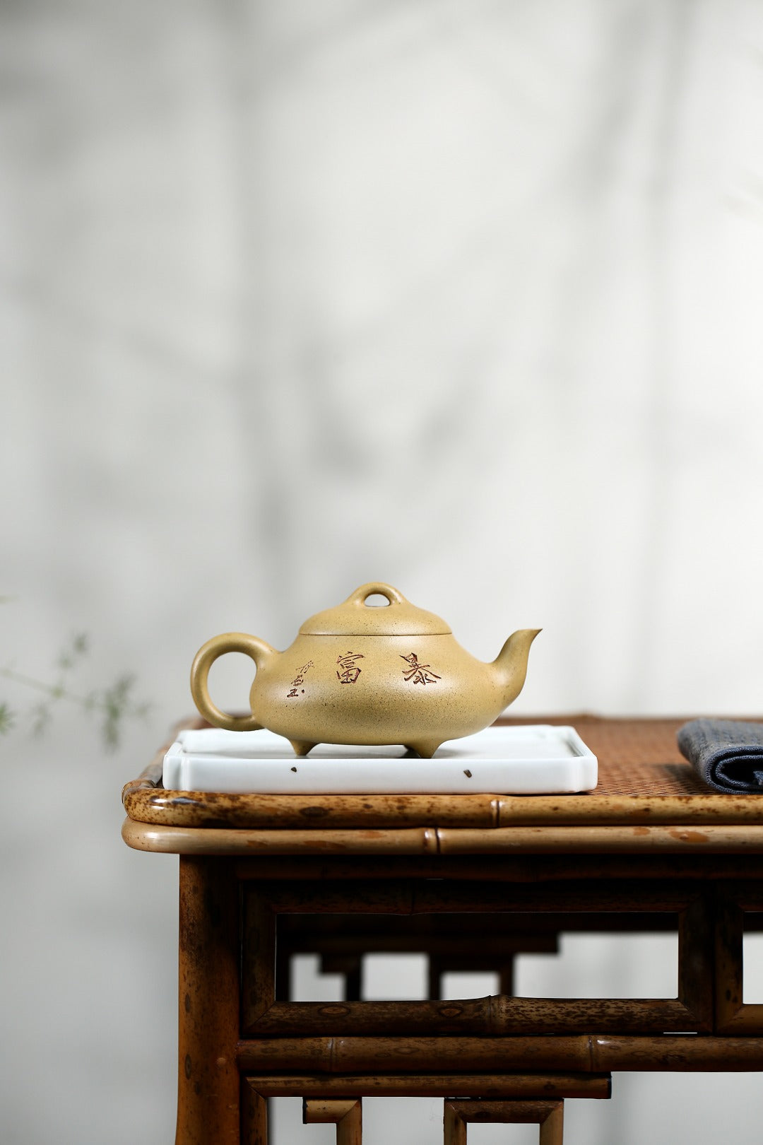 【名称】汉棠石瓢(刻绘金蟾) 【容量】170cc 【泥料】原矿芝麻段 【作者】许响新（助理工艺美术师）