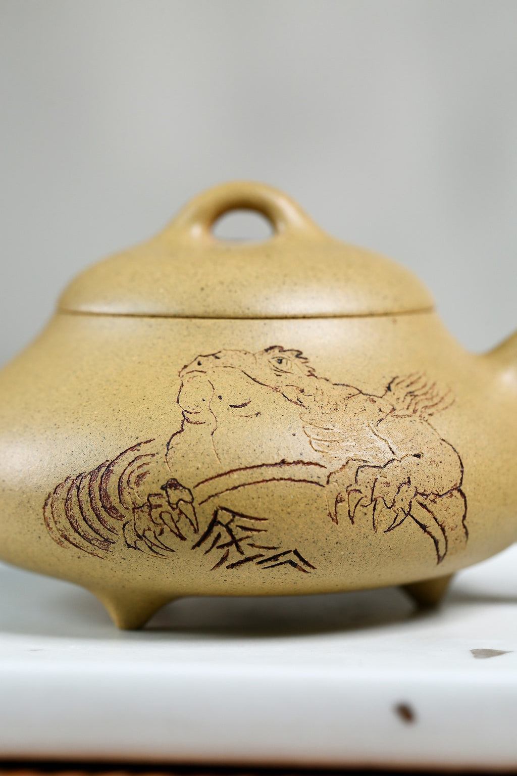 【名称】汉棠石瓢(刻绘金蟾) 【容量】170cc 【泥料】原矿芝麻段 【作者】许响新（助理工艺美术师）