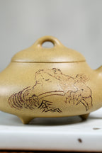 【名称】汉棠石瓢(刻绘金蟾) 【容量】170cc 【泥料】原矿芝麻段 【作者】许响新（助理工艺美术师）