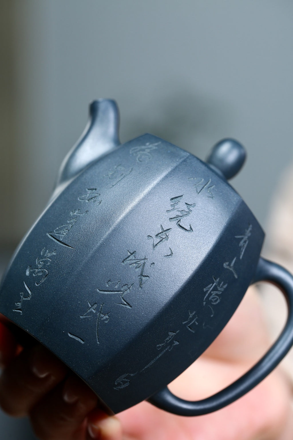 配持壶照 【八方宫灯】 制壶：刘彩萍（国家级工艺美术师） 泥料：原矿绿泥 容量：200cc