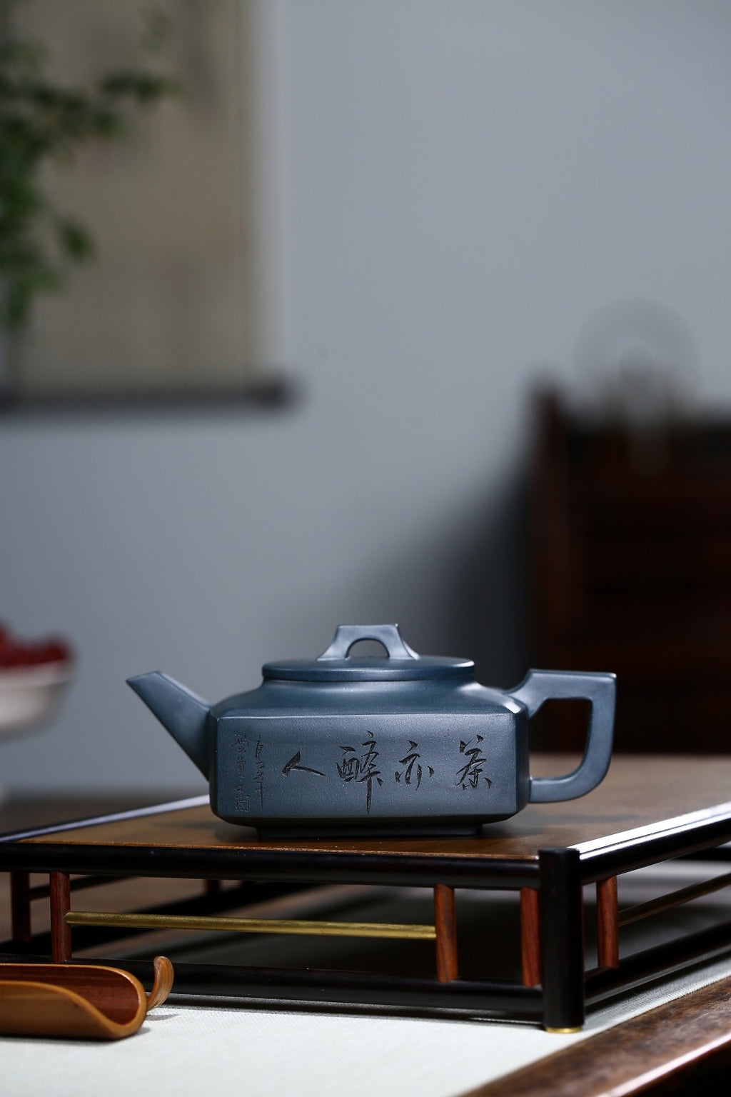 配持壶照 【方山逸士】 制壶：刘彩萍（国家级工艺美术师） 泥料：原矿绿泥 容量：250cc