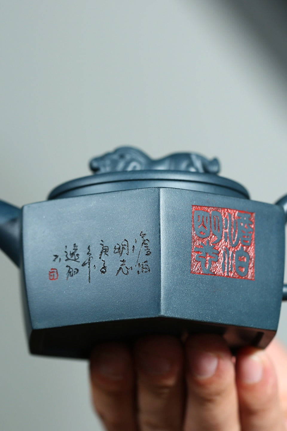 【六方尊狮】 制壶：李卢春 （国家级工艺美术师） 泥料：原矿绿泥 容量：220cc