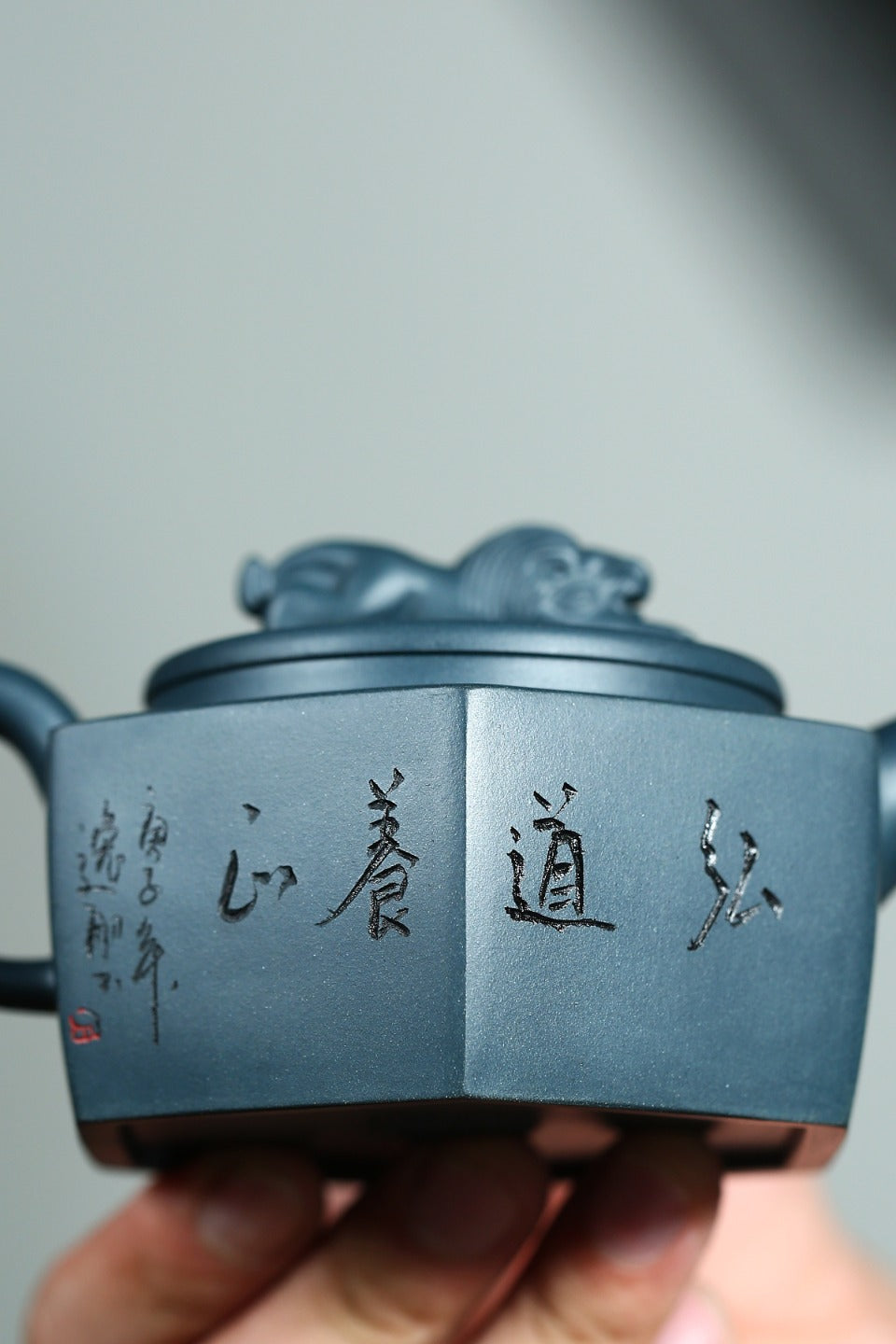 【六方尊狮】 制壶：李卢春 （国家级工艺美术师） 泥料：原矿绿泥 容量：220cc