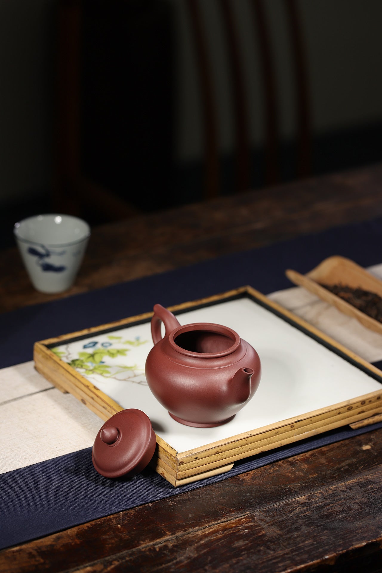 【笑樱】 制壶：范俊华 （国家级工艺美术师） 泥料：原矿紫泥 容量：230cc