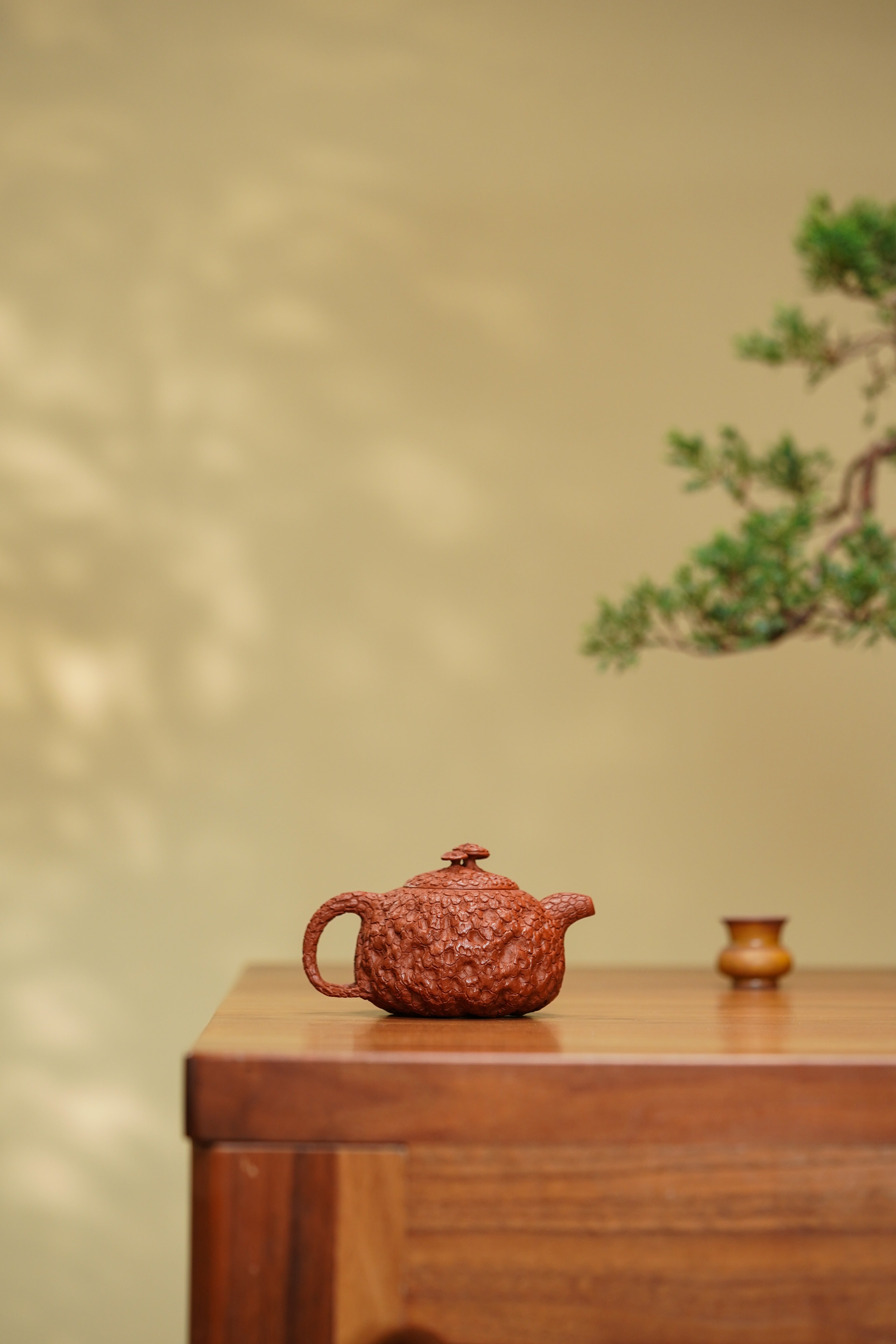 紫砂非遗花器泰斗·蒋蓉唯一嫡传｜蒋艺华亲制巅峰臻品【龙鳞供春壶】原矿极品朱泥·180cc