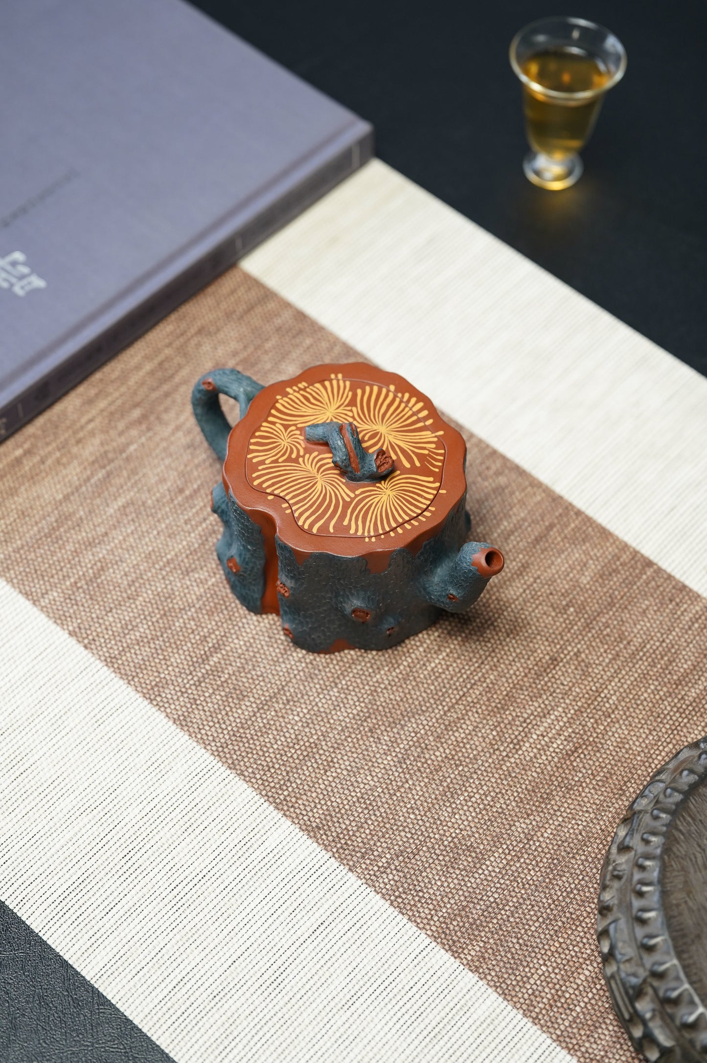 紫砂非遗花器泰斗·蒋蓉唯一嫡传｜蒋艺华亲制巅峰臻品【松段壶】原矿极品底槽清·380cc