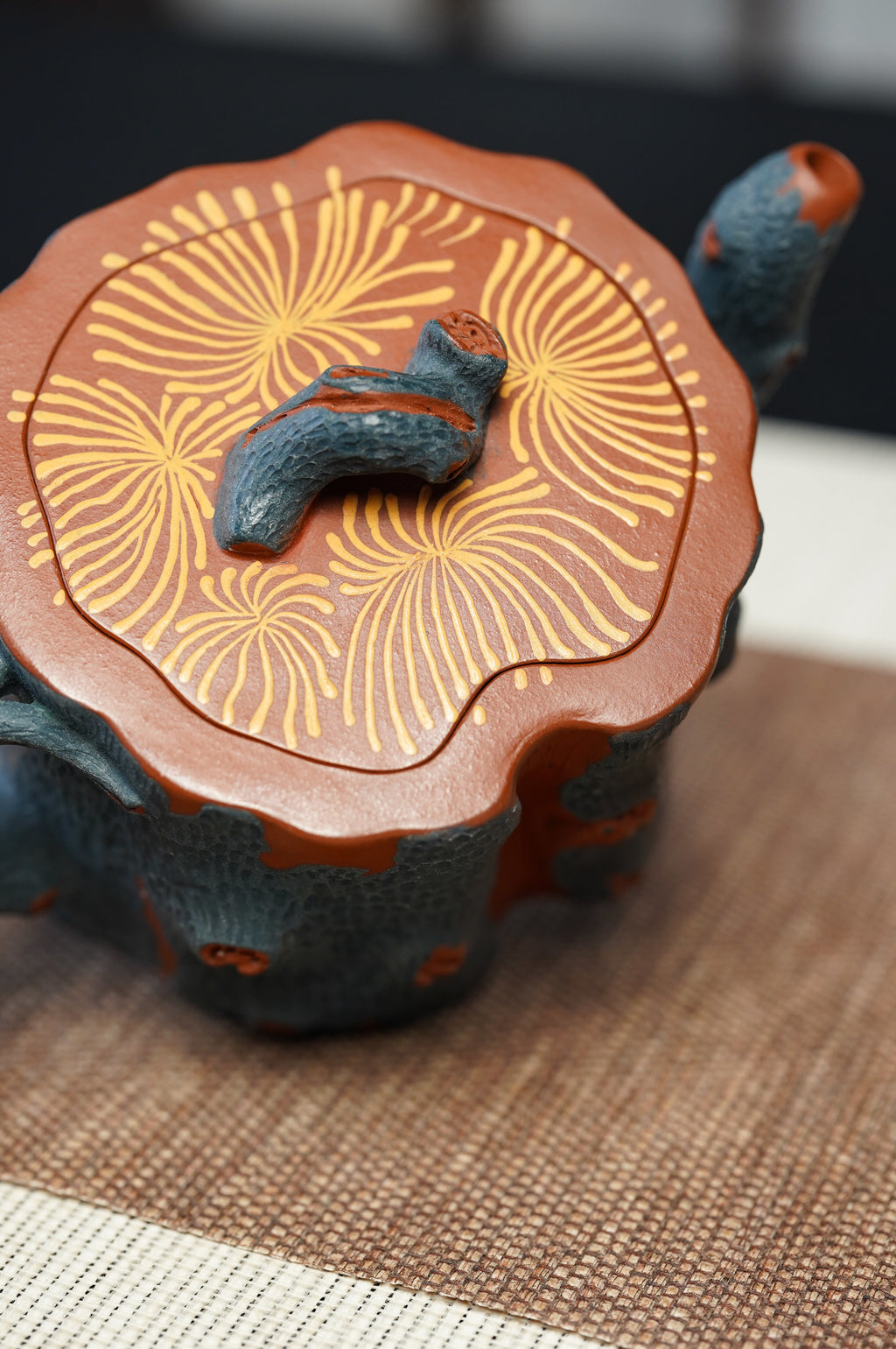 紫砂非遗花器泰斗·蒋蓉唯一嫡传｜蒋艺华亲制巅峰臻品【松段壶】原矿极品底槽清·380cc