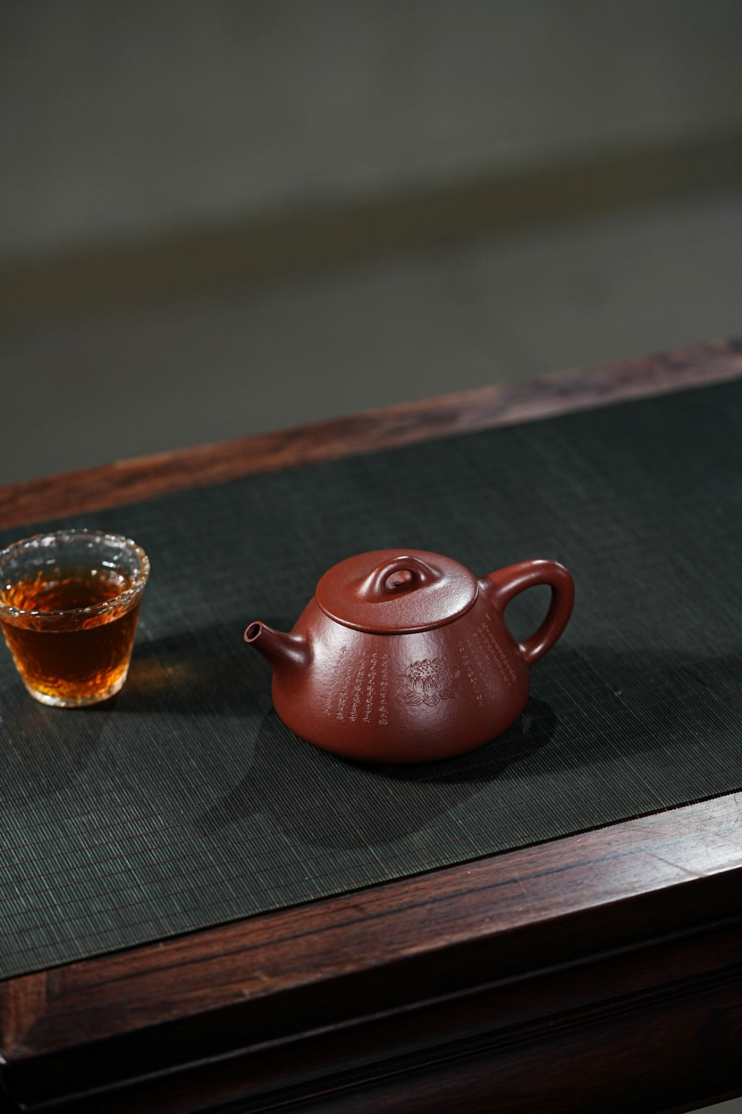 【壶名】心经石瓢 【泥料】紫袍玉砂 【容量】210cc 【作者】周良红（国家级工艺美术师）