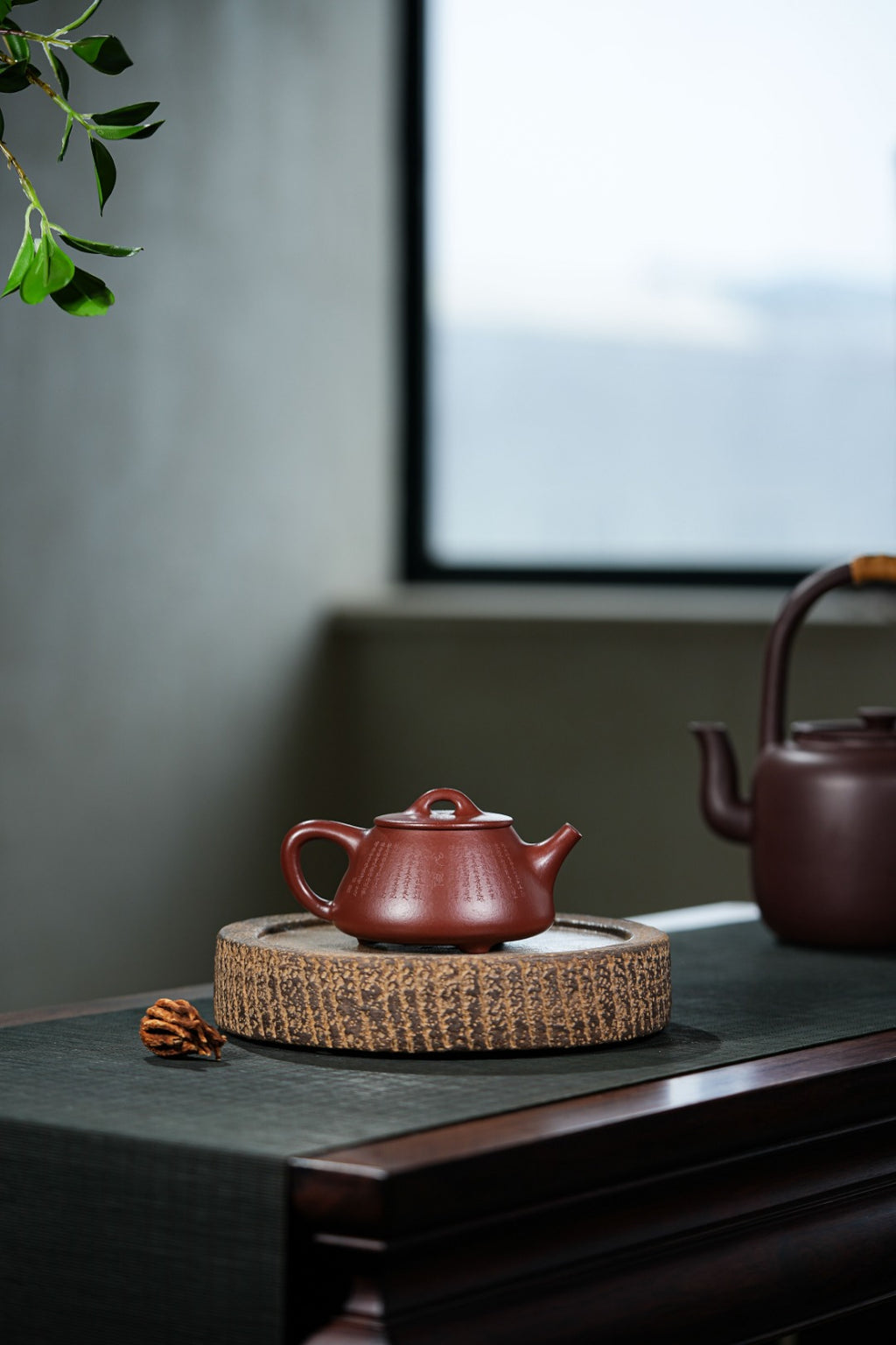 【壶名】心经石瓢 【泥料】紫袍玉砂 【容量】210cc 【作者】周良红（国家级工艺美术师）