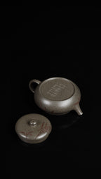 大运壶·唐俊芳制（甲辰龙年新品）·许卫国（许一刀）刻绘·蟹壳青·180cc诸事大吉，竹报平安