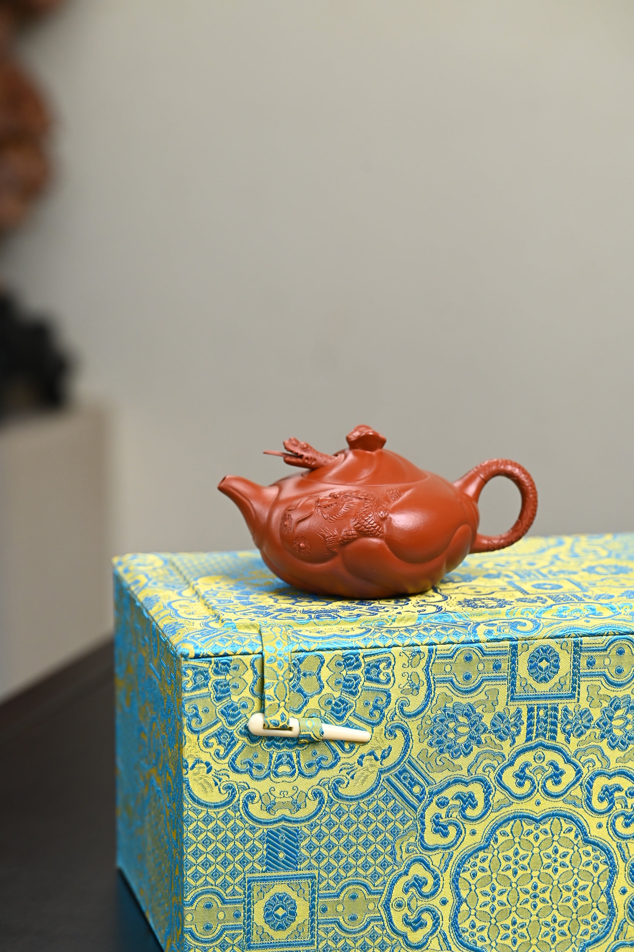 高工· 『鱼化龙』 极品皱皮朱泥·容量200cc·14孔出水·秦国萍（国家级高级工艺美术师）