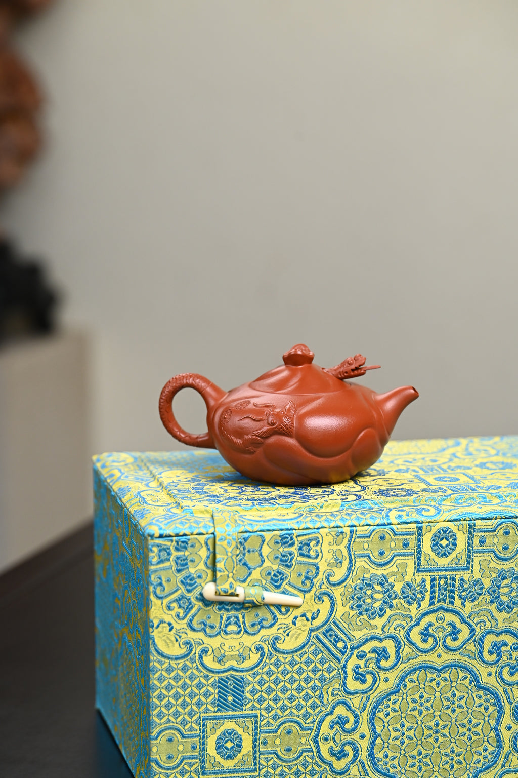 高工· 『鱼化龙』 极品皱皮朱泥·容量200cc·14孔出水·秦国萍（国家级高级工艺美术师）