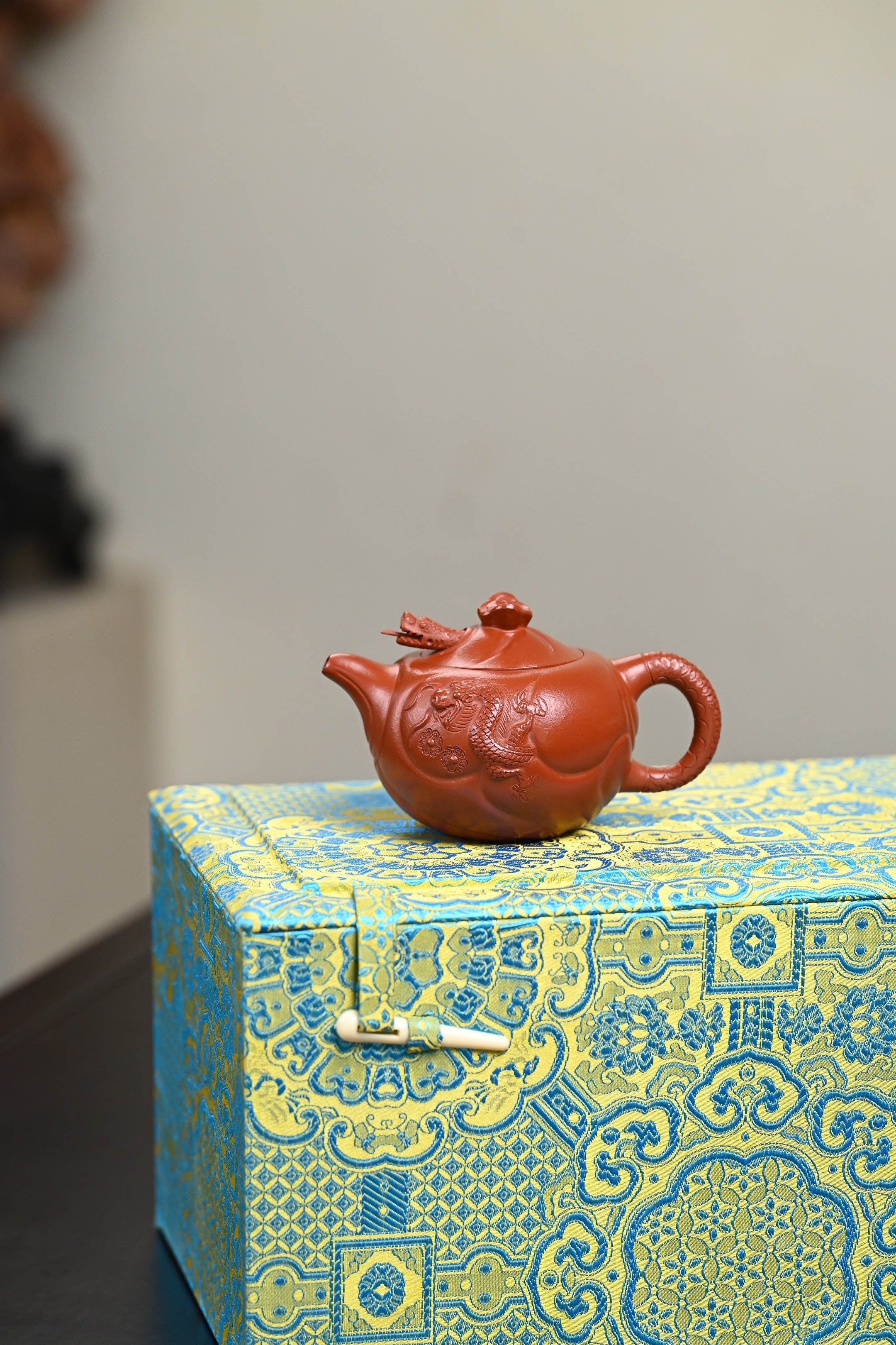 高工· 小『鱼化龙』 极品皱皮朱泥·容量150cc·14孔出水·秦国萍（国家级高级工艺美术师）