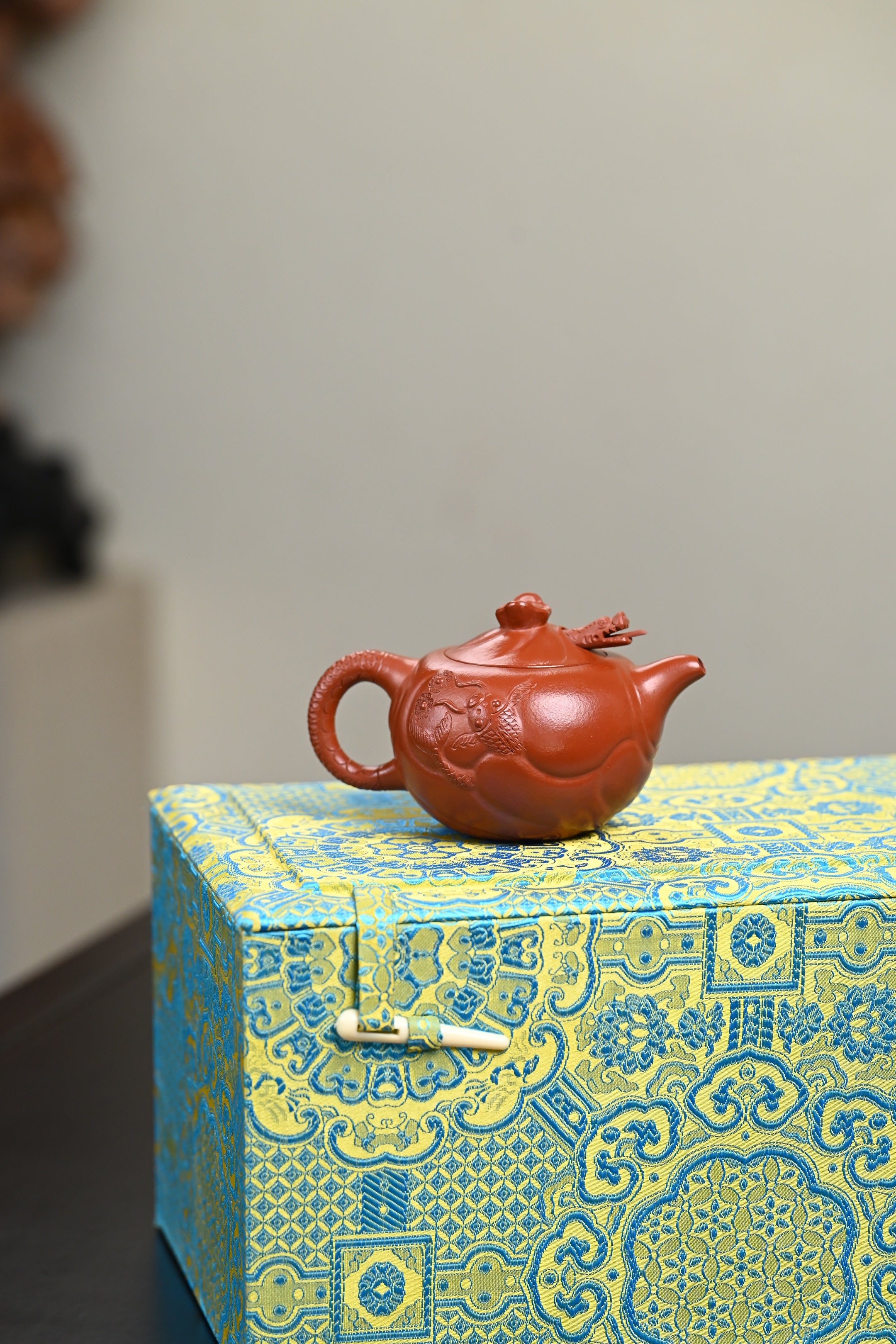 高工· 小『鱼化龙』 极品皱皮朱泥·容量150cc·14孔出水·秦国萍（国家级高级工艺美术师）