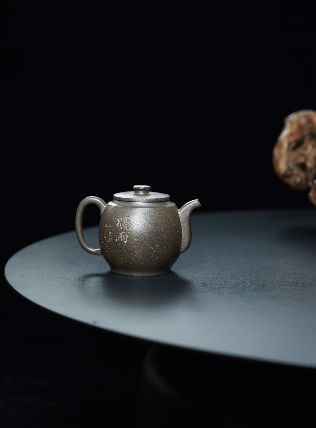 紫砂界彩刻山水标杆·李峰大师｜恭王府馆藏臻品《汲鼓壶》原矿优质天清泥·280cc