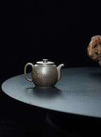 紫砂界彩刻山水标杆·李峰大师｜恭王府馆藏臻品《汲鼓壶》原矿优质天清泥·280cc