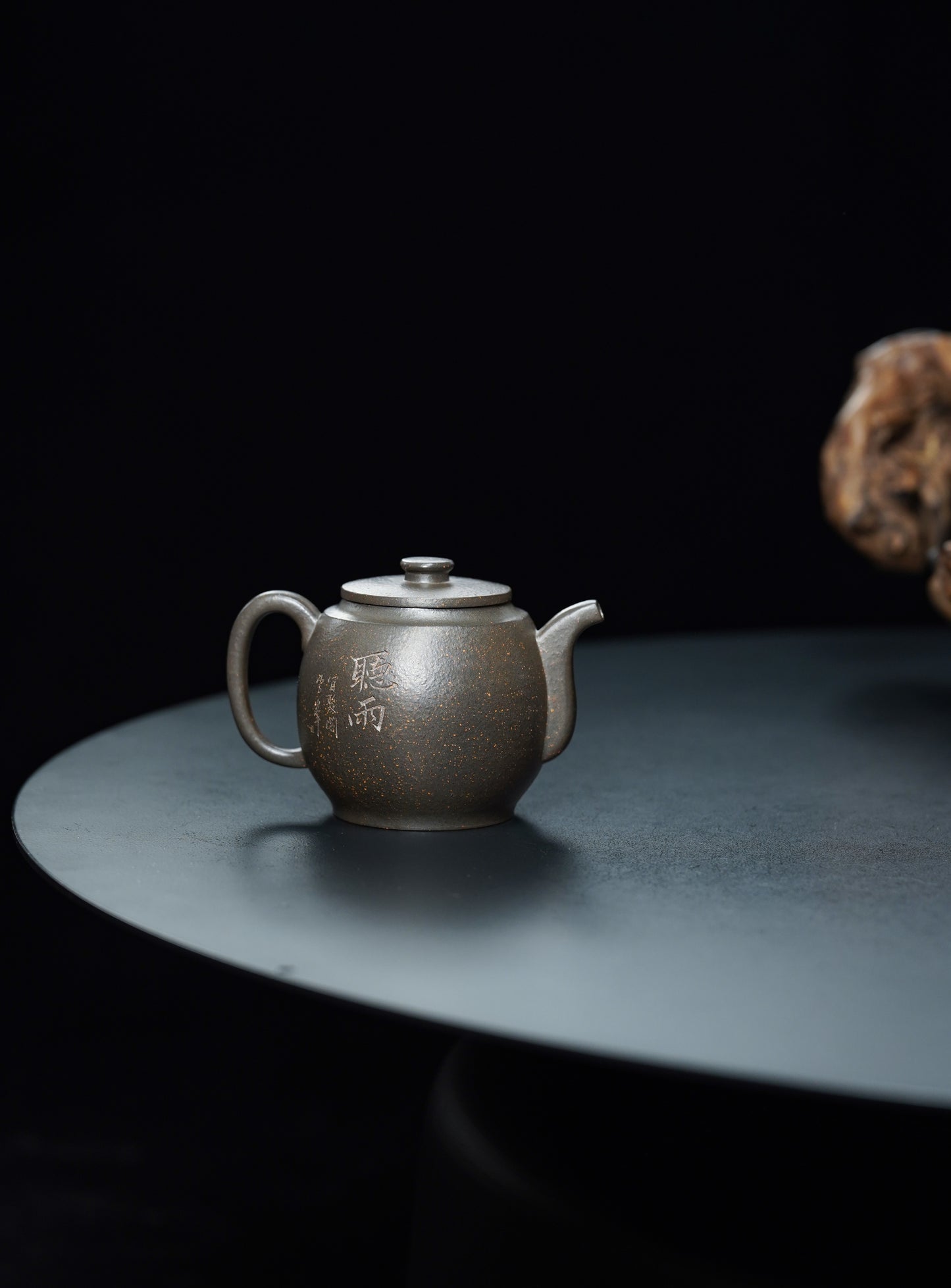 紫砂界彩刻山水标杆·李峰大师｜恭王府馆藏臻品《汲鼓壶》原矿优质天清泥·280cc