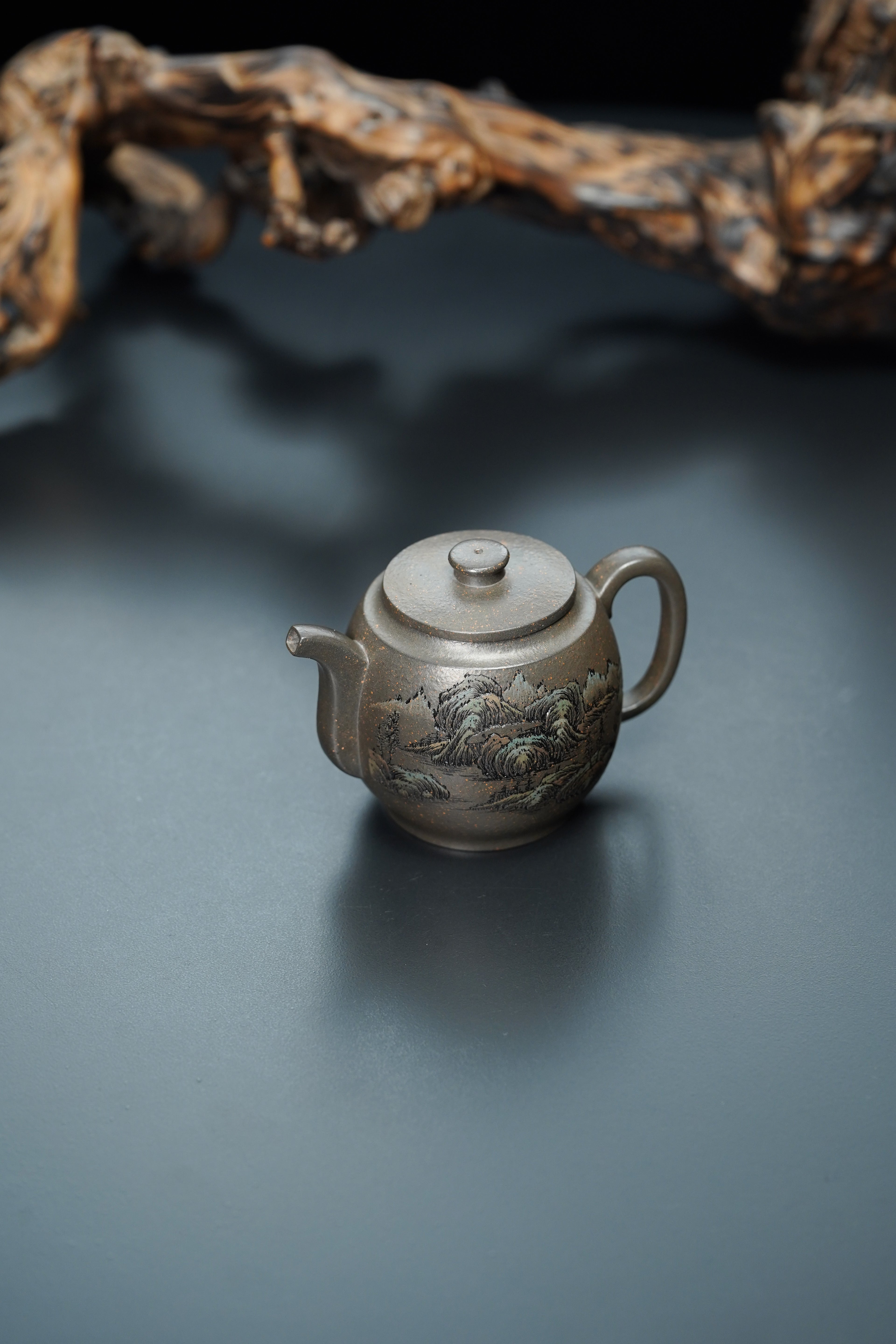 紫砂界彩刻山水标杆·李峰大师｜恭王府馆藏臻品《汲鼓壶》原矿优质天清泥·280cc