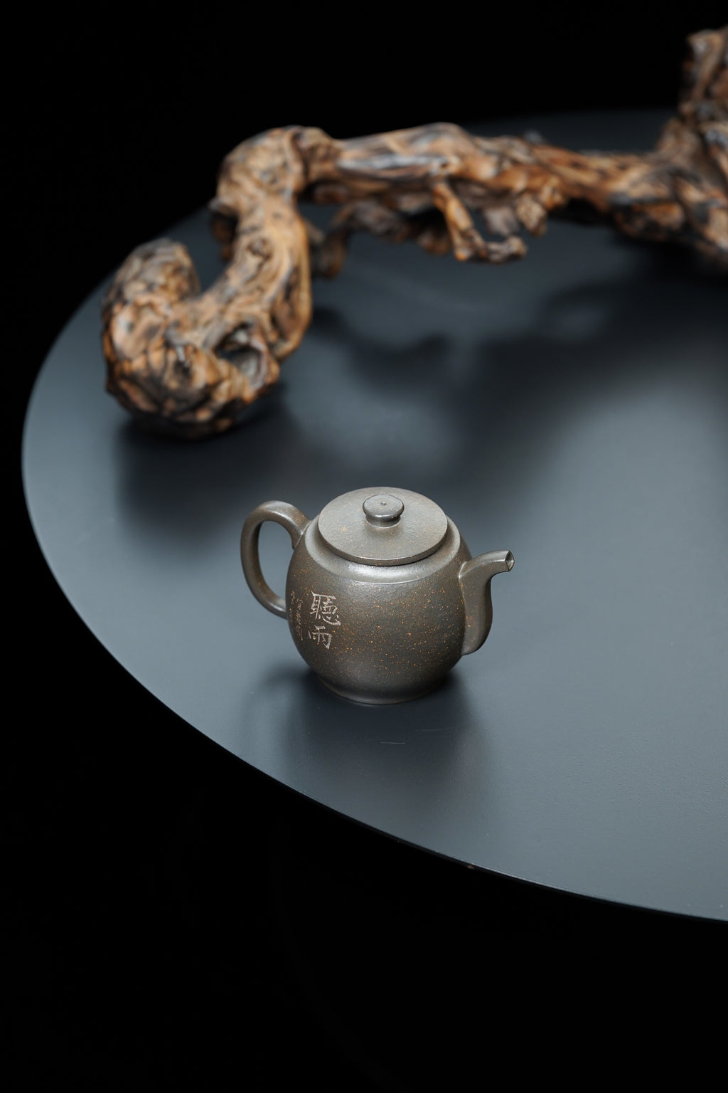 紫砂界彩刻山水标杆·李峰大师｜恭王府馆藏臻品《汲鼓壶》原矿优质天清泥·280cc