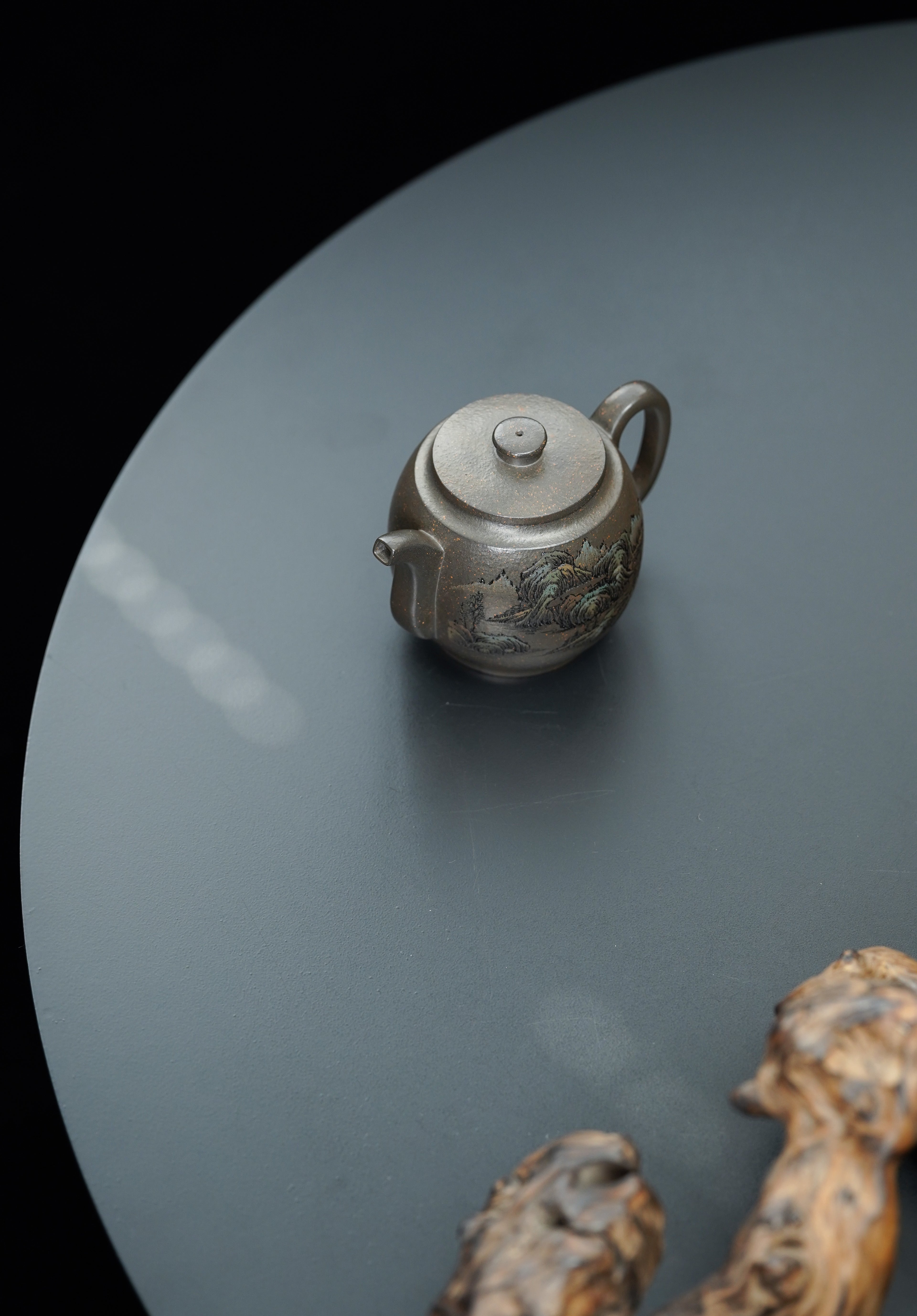 紫砂界彩刻山水标杆·李峰大师｜恭王府馆藏臻品《汲鼓壶》原矿优质天清泥·280cc