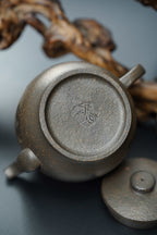 紫砂界彩刻山水标杆·李峰大师｜恭王府馆藏臻品《汲鼓壶》原矿优质天清泥·280cc