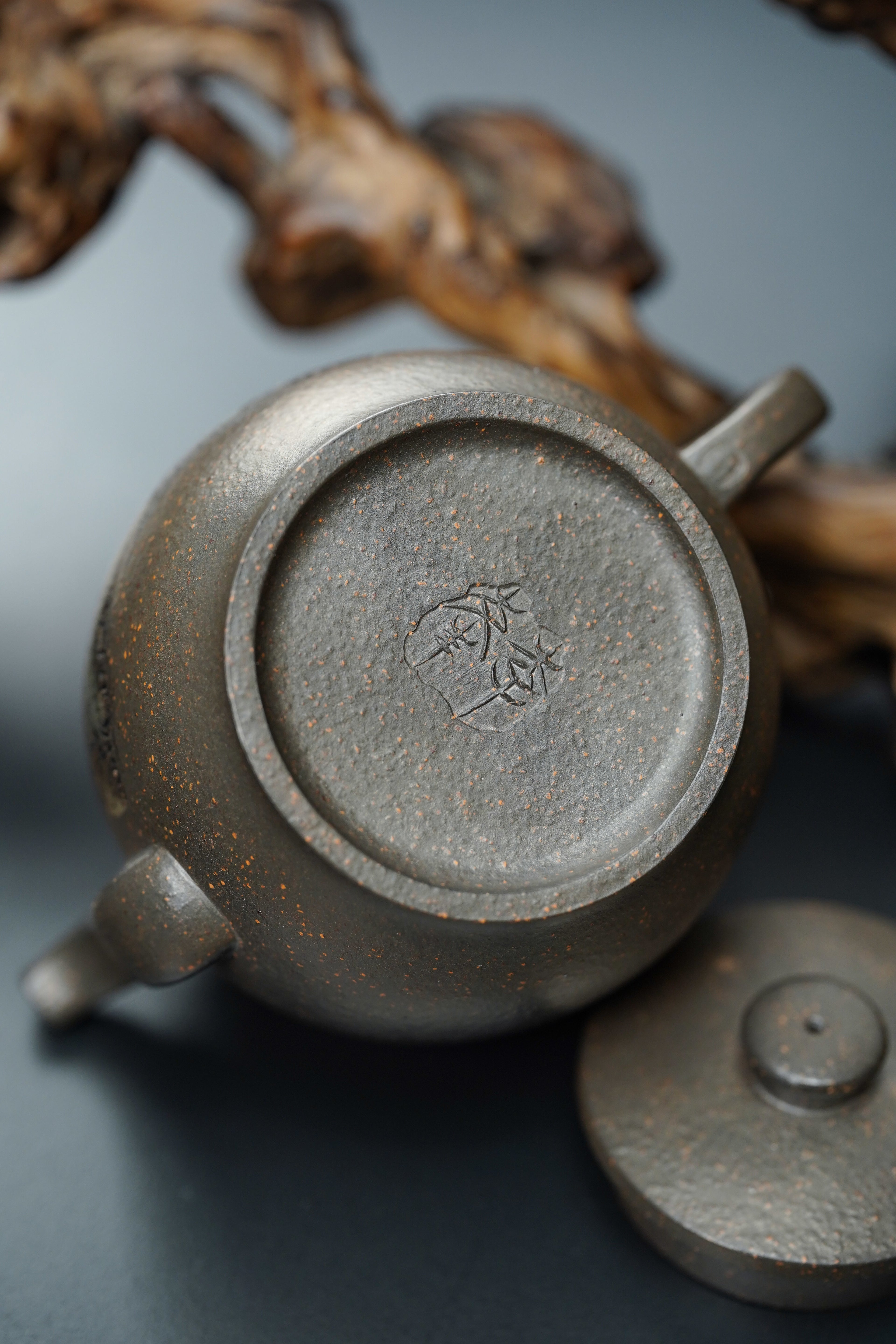 紫砂界彩刻山水标杆·李峰大师｜恭王府馆藏臻品《汲鼓壶》原矿优质天清泥·280cc