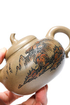 紫砂界彩刻山水标杆·李峰大师｜恭王府馆藏臻品·大拍18万同系列《茄段壶》原矿优质青段泥·230cc