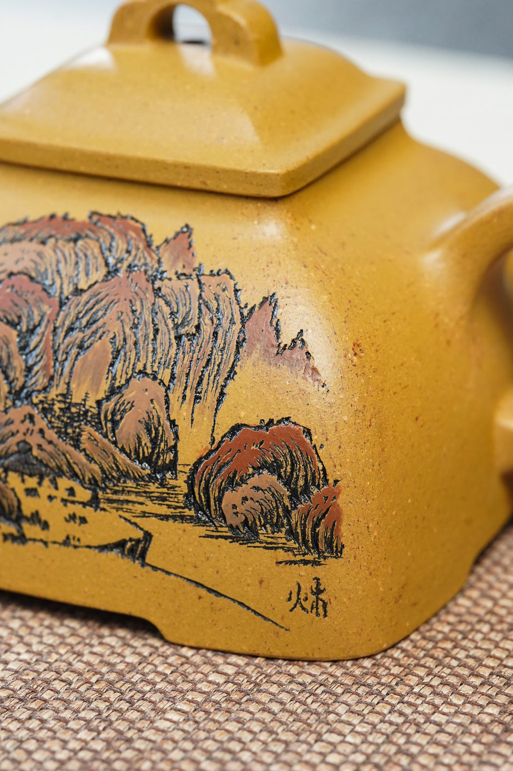 紫砂界彩刻山水标杆·李峰大师｜恭王府馆藏臻品《觚棱壶》原矿优质黄金段·220cc