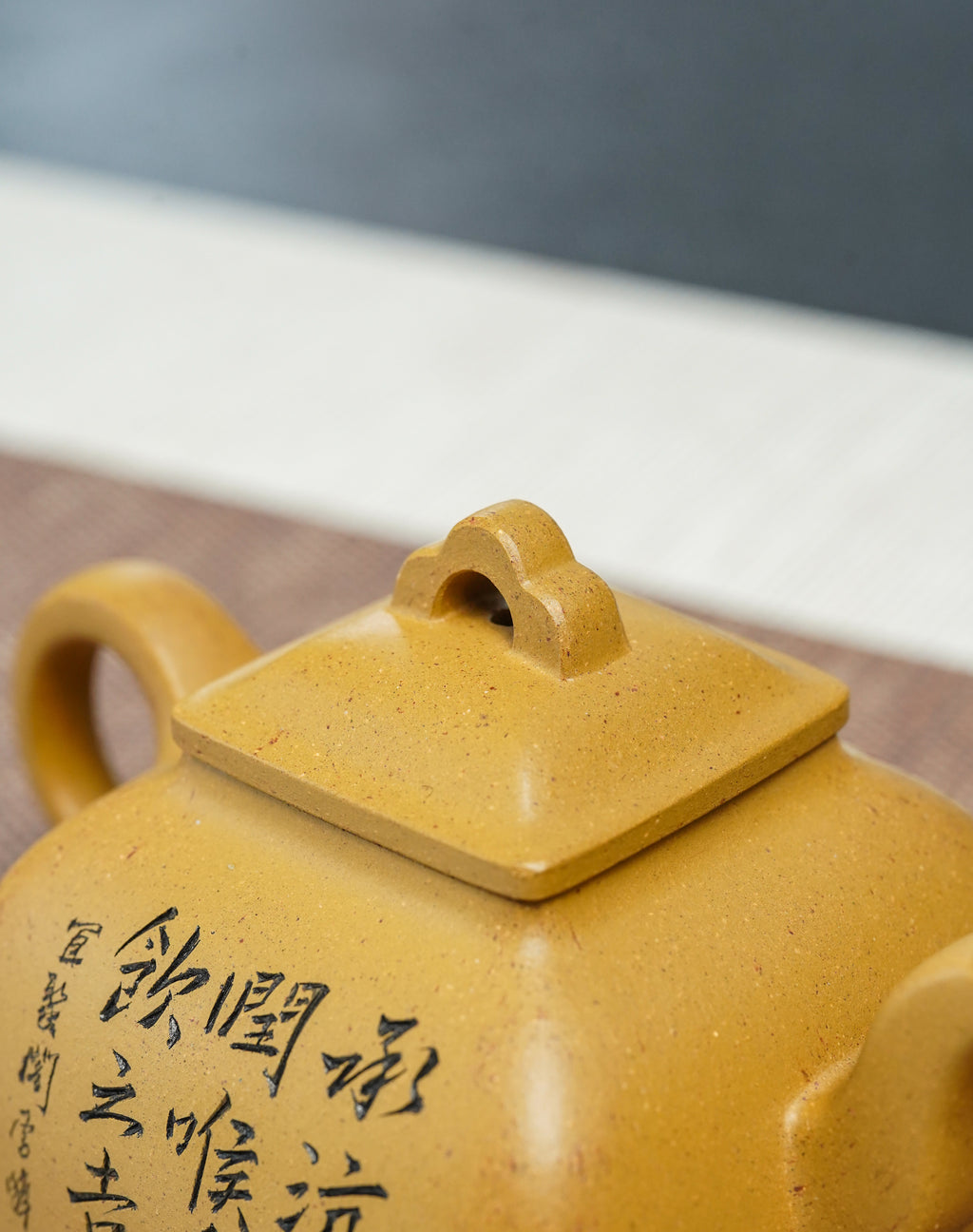 紫砂界彩刻山水标杆·李峰大师｜恭王府馆藏臻品《觚棱壶》原矿优质黄金段·220cc