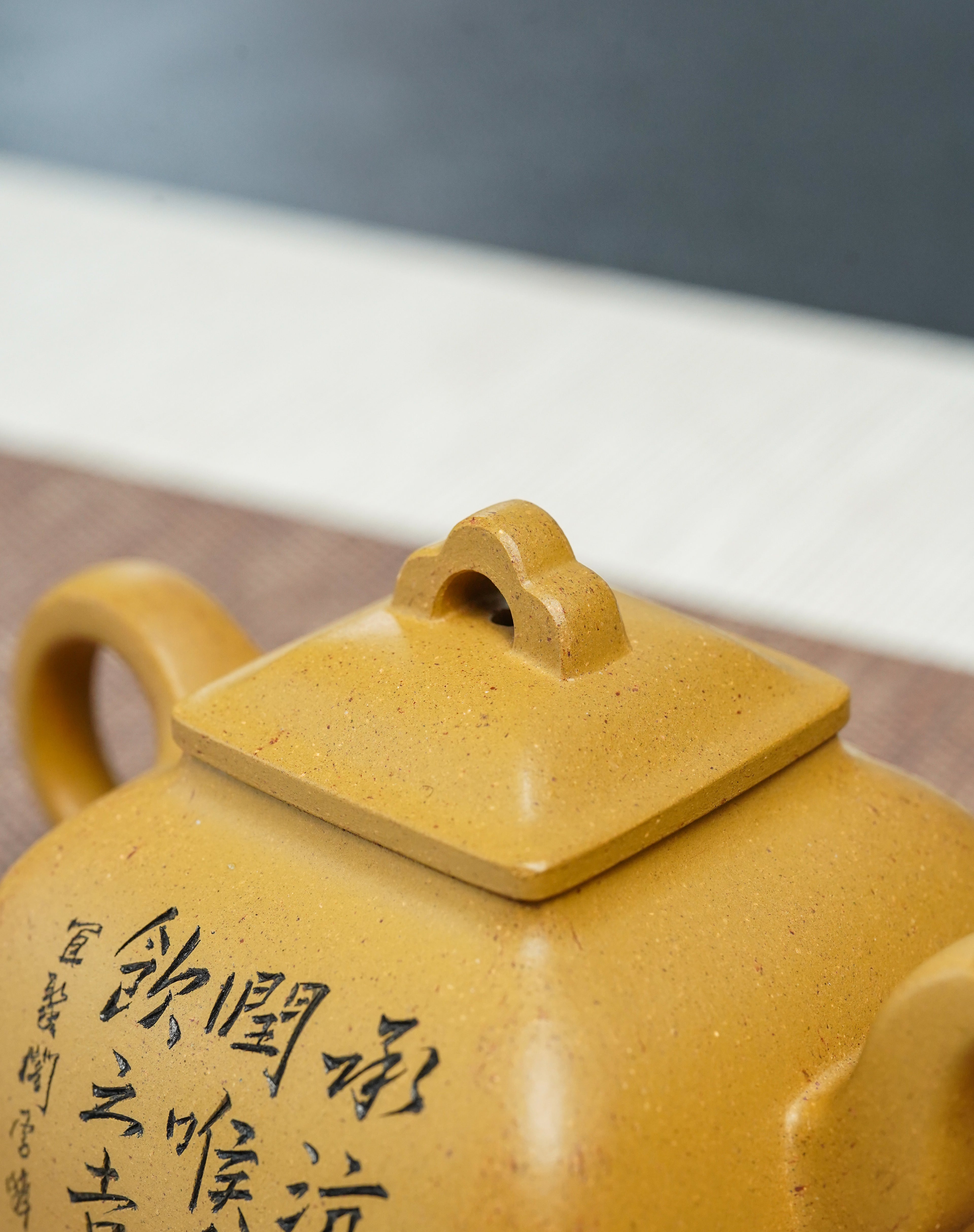 紫砂界彩刻山水标杆·李峰大师｜恭王府馆藏臻品《觚棱壶》原矿优质黄金段·220cc