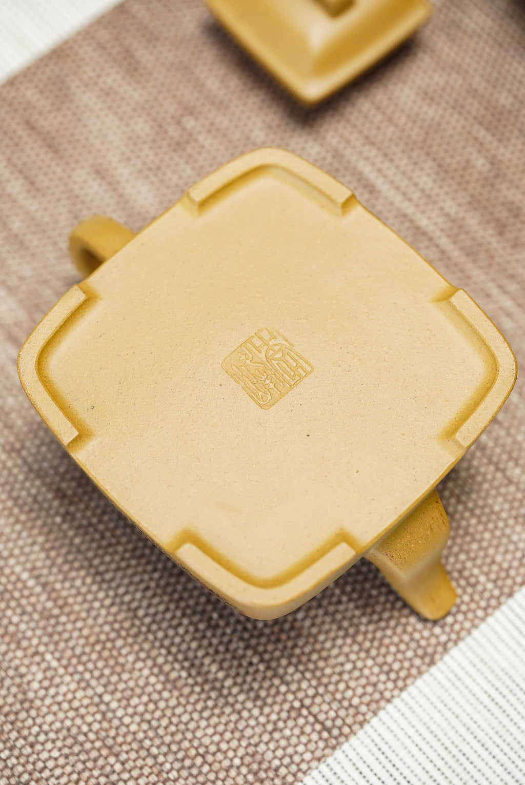 紫砂界彩刻山水标杆·李峰大师｜恭王府馆藏臻品《觚棱壶》原矿优质黄金段·220cc