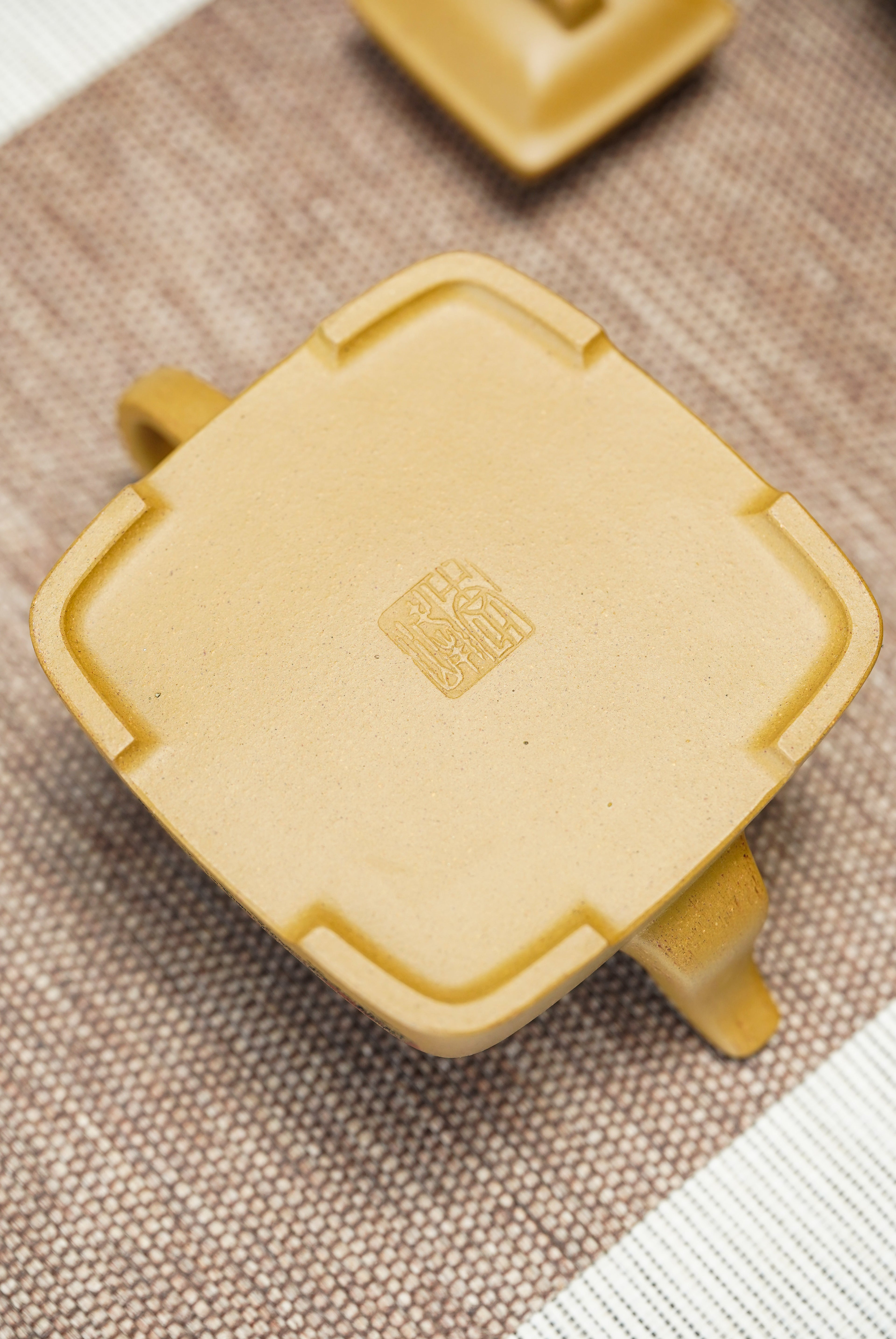紫砂界彩刻山水标杆·李峰大师｜恭王府馆藏臻品《觚棱壶》原矿优质黄金段·220cc