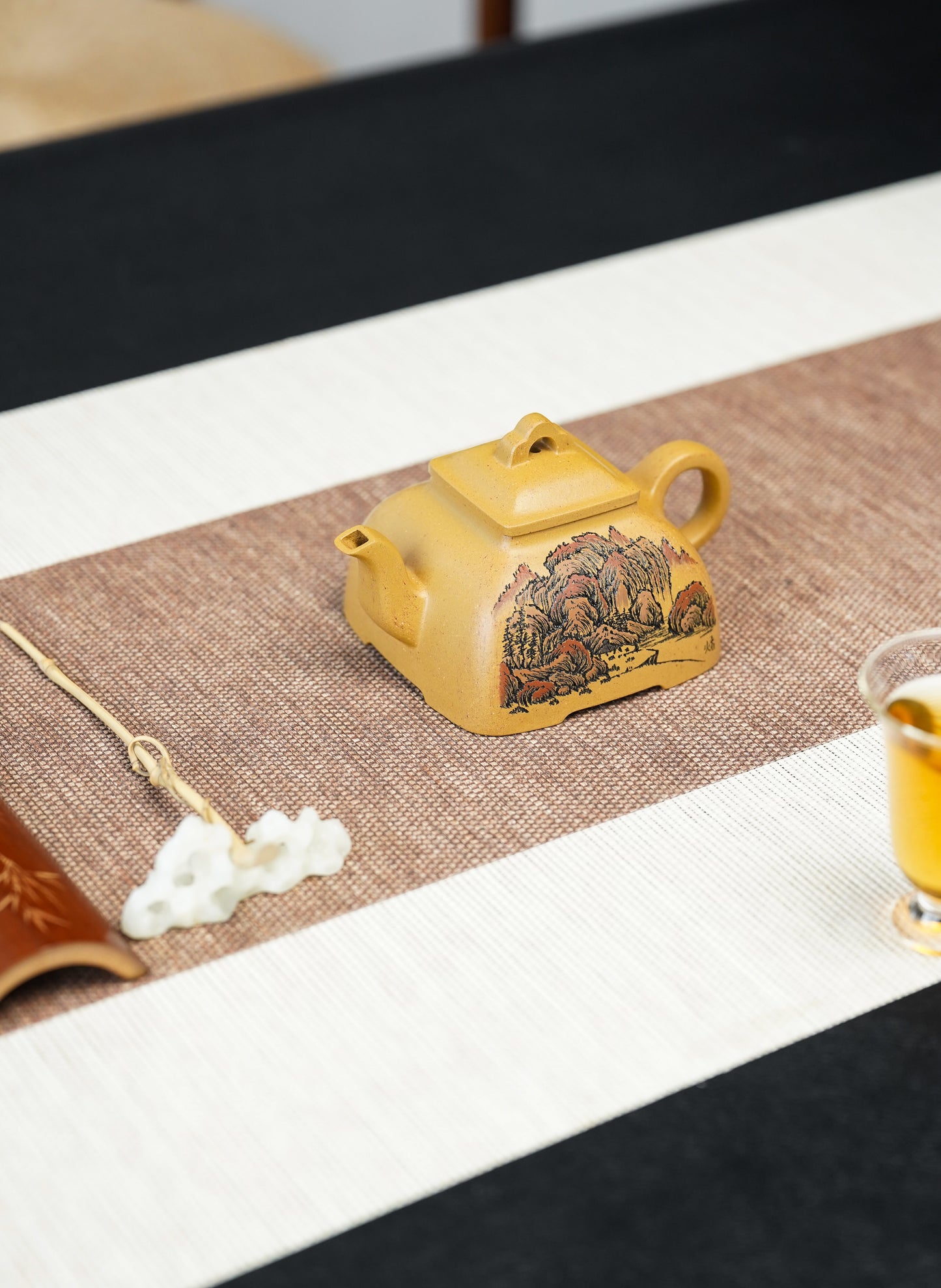 紫砂界彩刻山水标杆·李峰大师｜恭王府馆藏臻品《觚棱壶》原矿优质黄金段·220cc