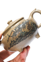 紫砂界彩刻山水标杆·李峰大师｜恭王府馆藏臻品·同系列拍卖10万《境由心造壶》原矿优质青段泥·220cc