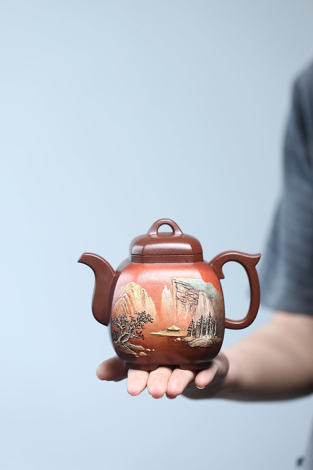 双宗师联袂·礼藏传世孤品重器 紫砂界立体意境山水第一人·何光宏×国大师邱玉林共同创作《福临八方壶》原矿极品老紫泥·350cc
